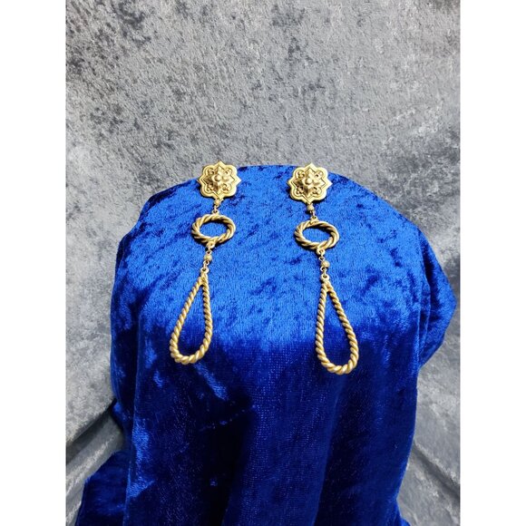vintage gold tone medieval inspired shield with twisted cable dangle earrings - Picture 2 of 4